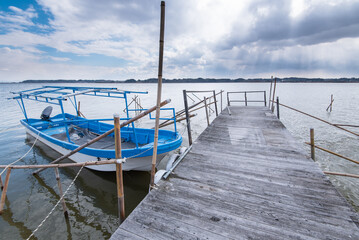 湖に停泊するボート、船
