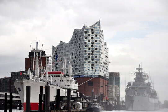 Panorama mit Elfi und Schiffen. Bei Schietwetter in Hamburg, die Elbphilharmonie, ein Konzerthaus und Wahrzeichen der Stadt.