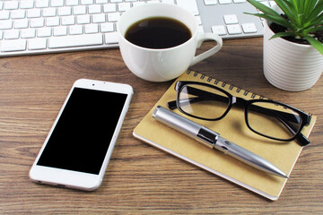 ビジネス　リモートワーク　スマートフォン　デスク　イメージ
