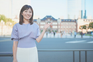 東京駅で観光をする若い女性