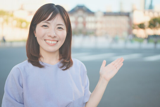 東京駅で観光をする若い女性