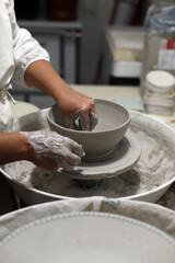 Fototapeta na wymiar alfarera de la cerámica trabajando en el torno manual
