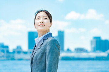 スーツ姿の女性の屋外ポートレート