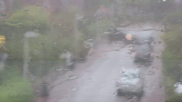 Regen prasselt auf ein Dachfenster