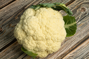 Cabeça de Couve-flor sobre uma base de madeira