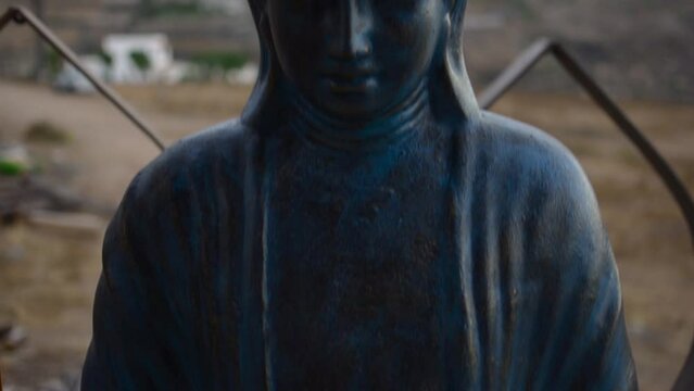 escultura de buda de frente atardecer