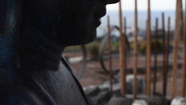 escultura de buda de perfil atardecer