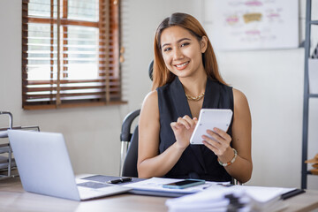 Obraz premium Business Asian woman Accounting using calculating income-expenditure and analyzing real estate investment data report Financial and tax systems concept.