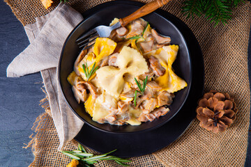 Chanterelles with pasta and cream sauce