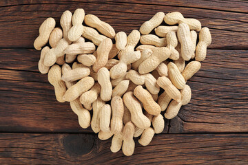 Raw unpeeled peanuts