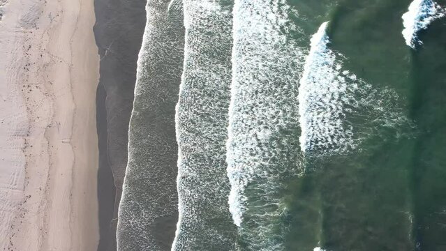 Wellen treffen auf die K&uuml;ste