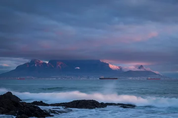 Crédence de cuisine en verre imprimé Montagne de la Table View of Table Mountain at dusk from Bloubergstrand, Cape Town. Western Cape. South Africa. 