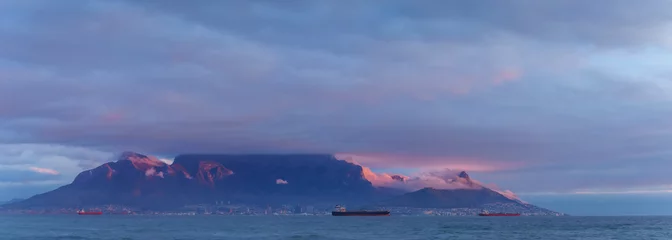 Crédence de cuisine en verre imprimé Montagne de la Table View of Table Mountain at dusk from Bloubergstrand, Cape Town. Western Cape. South Africa. 
