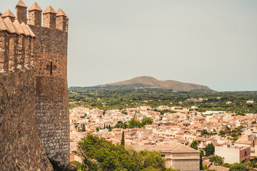 Spanische Stadt Arta, Mallorca. Blick von oben