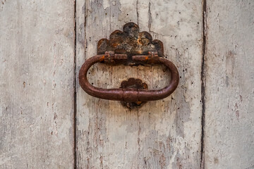 Alter rostiger antiker T&uuml;rgriff