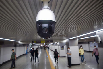 도시의 지하철역에 설치된 CCTV