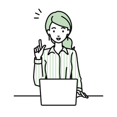 デスクで座ってPCを開いて何かひらめいたブラウスの女性