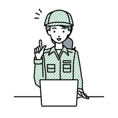 デスクで座ってPCを開いて何かひらめいた作業員の女性