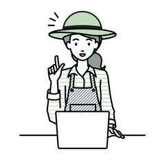 デスクで座ってPCを開いて何かひらめいた農家の女性