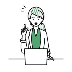 デスクで座ってPCを開いて何かひらめいたジャケットの女性