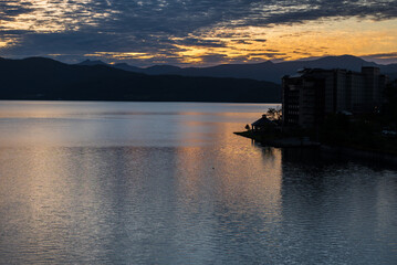 洞爺湖面と空の色を変えていく朝日