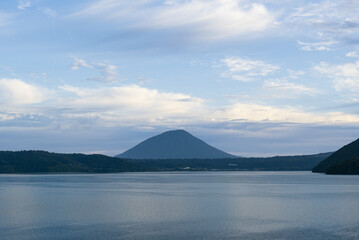 曇り空のもと洞爺湖越しの羊蹄山