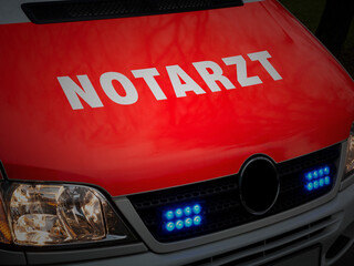 Motorhaube mit Notarzt-Schriftzug