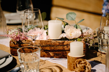 wedding decor ceremony dining tables with flowers tableware plates forks spoons knives napkins vases candles glasses gala dinner outdoor restaurant