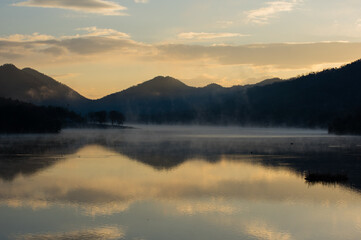 千丈寺湖（兵庫県）の夜明け