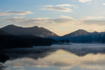 千丈寺湖（兵庫県）の夜明け