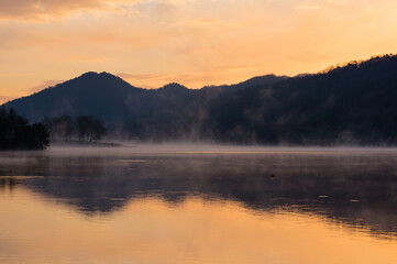 千丈寺湖（兵庫県）の夜明け