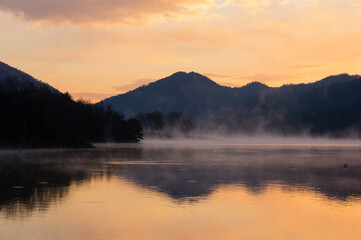 Fototapeta na wymiar 千丈寺湖（兵庫県）の夜明け