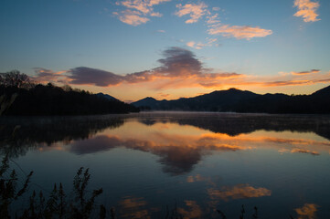 Plakat 千丈寺湖（兵庫県）の夜明け