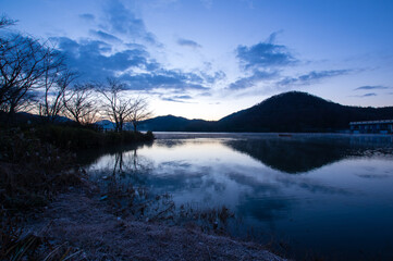 千丈寺湖（兵庫県）の夜明け