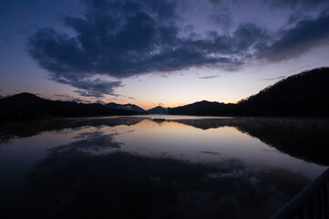 千丈寺湖（兵庫県）の夜明け
