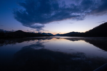 千丈寺湖（兵庫県）の夜明け