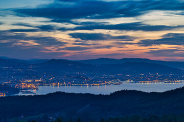 Ciudad de Vigo y su puerto al atardecer desde el otro lado de la ría. Puede verse la Noria que se...