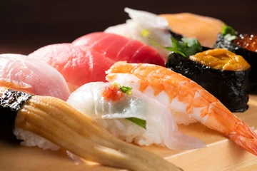 Foto op Plexiglas 寿司下駄に新鮮な寿司の盛合せ © kai