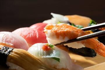 箸で寿司を食べる