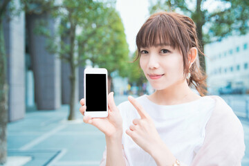 スマートフォンを操作する女性 