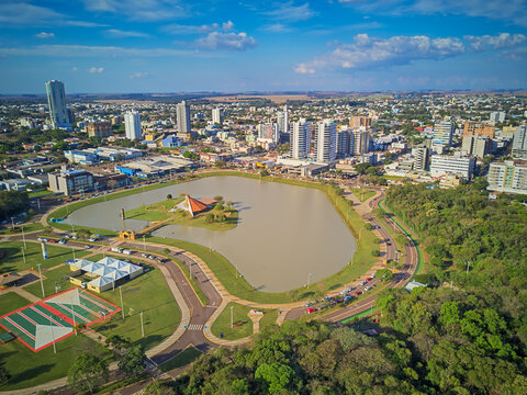 Vis&atilde;o A&eacute;rea do Lago e Cidade de Toledo, Paran&aacute;, Brasil.