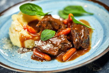 beef with mashed potato and vegetables