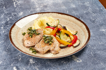 chicken with mashed potato and vegetables