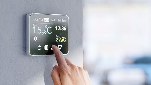 Setting room temperature on wall thermostat - Low winter temperatures in homes caused by the energy crisis in Europe