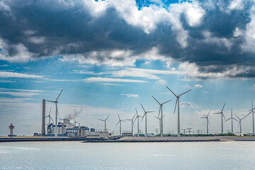 Kraftwerk Emden mit Windrädern und dramatischen Himmel