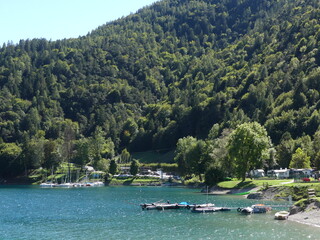 Fototapeta na wymiar See am Rand eines Berges mit Segelbooten, Lago di Ledro, Italien