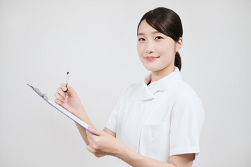 白衣の若い女性