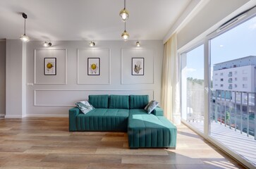 Fototapeta Piękny salon w nowoczesnym apartamencie z zieloną sofą obraz
