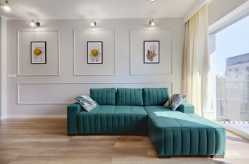 Piękny salon w nowoczesnym apartamencie z zieloną sofą - obrazy, fototapety, plakaty