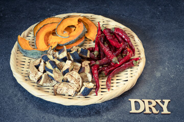 ザルに乗った乾燥野菜